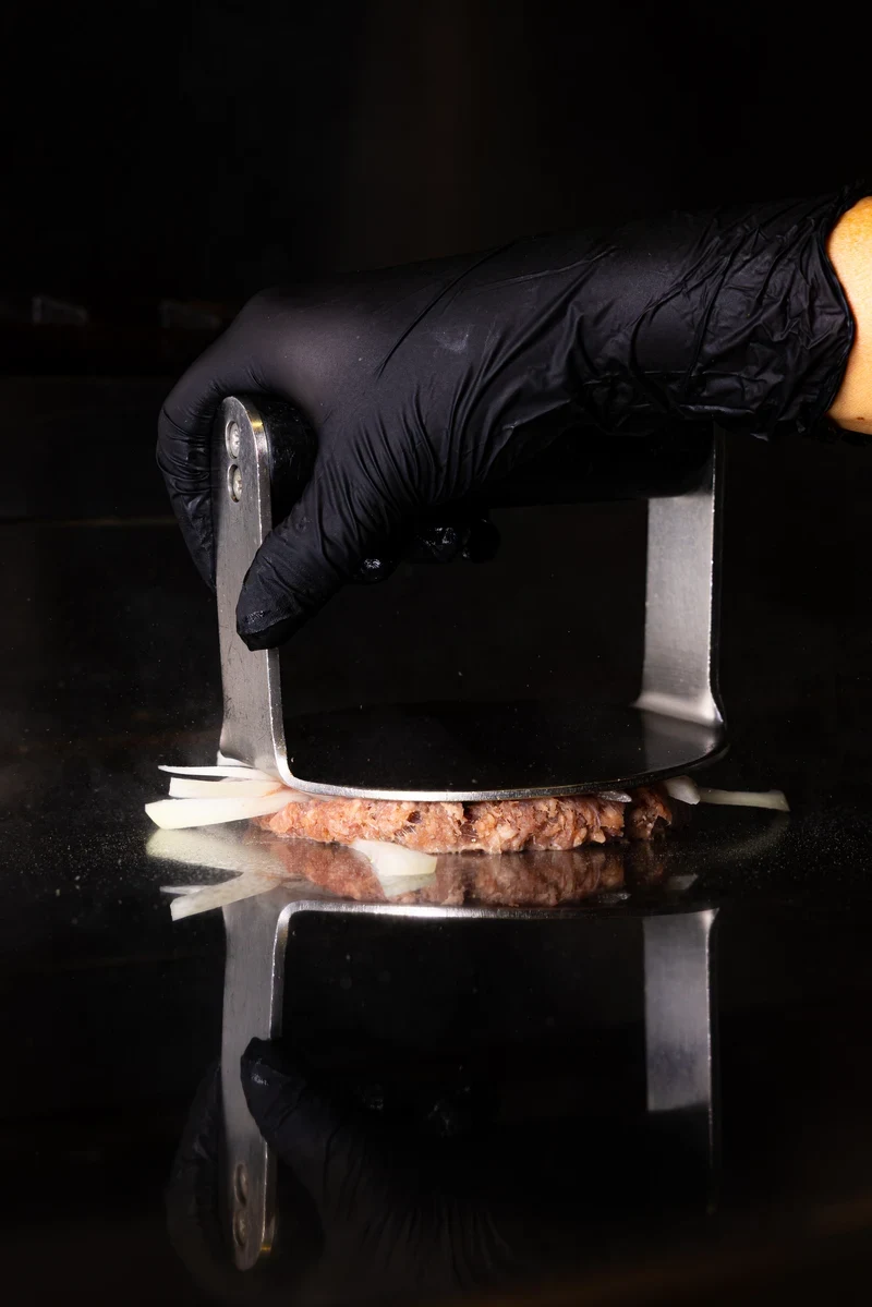 Técnica smash burger: carne aplastada en plancha caliente